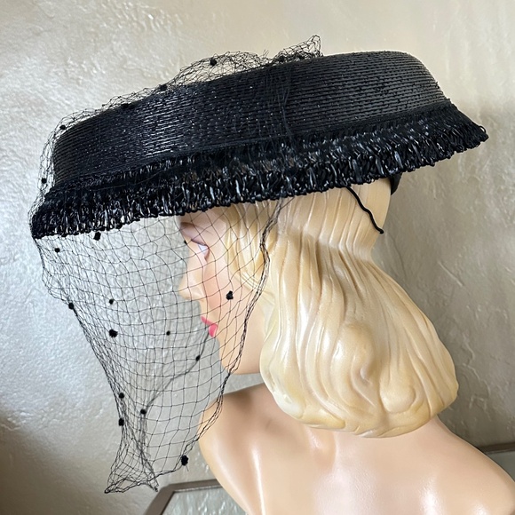 MAGNIFICENT 1950s' BLACK STRAW CARTWHEEL HAT WIITH FULL DOTTED VEIL - Picture 9 of 13
